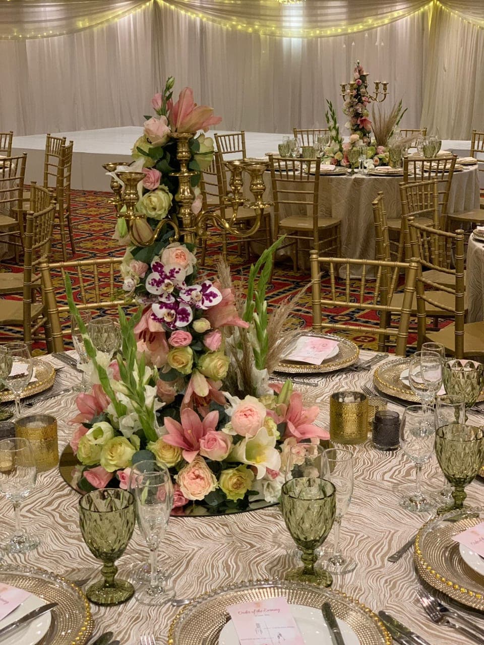 Intimate table settings arrangement